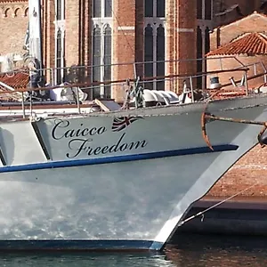 Botel Boat&breakfast Caicco Freedom, Venetië
